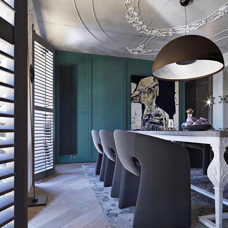 Binnen fluwelen gestoffeerde stoelstoel metalen frame open rug eetkamerstoel