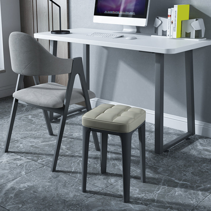 Zeitgenössischer Standard -Quadrat -Lederstandard mit 4 Beinen für Zuhause