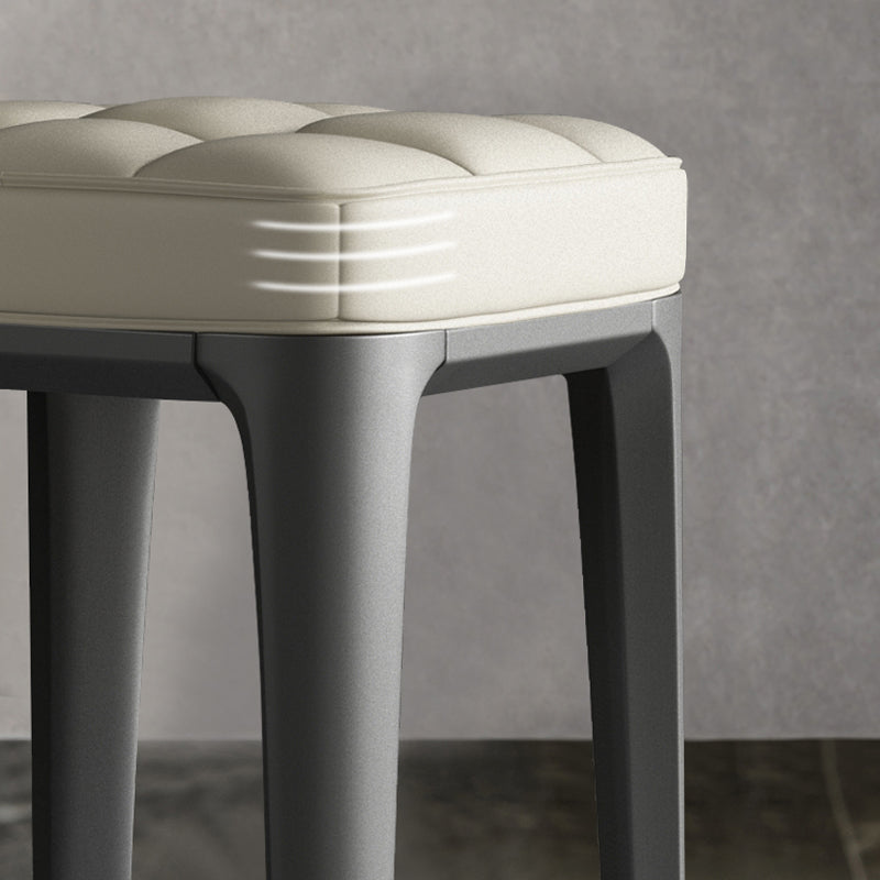 Zeitgenössischer Standard -Quadrat -Lederstandard mit 4 Beinen für Zuhause