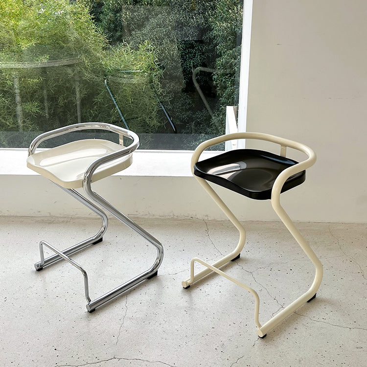 Sgabello da bar sul retro posteriore con sedile sagomate con base di metallo