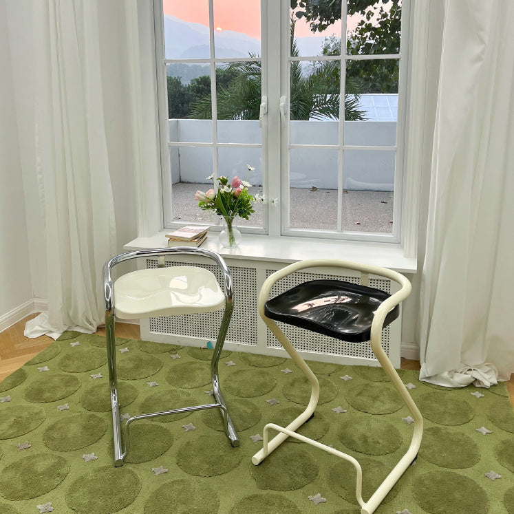 Sgabello da bar sul retro posteriore con sedile sagomate con base di metallo