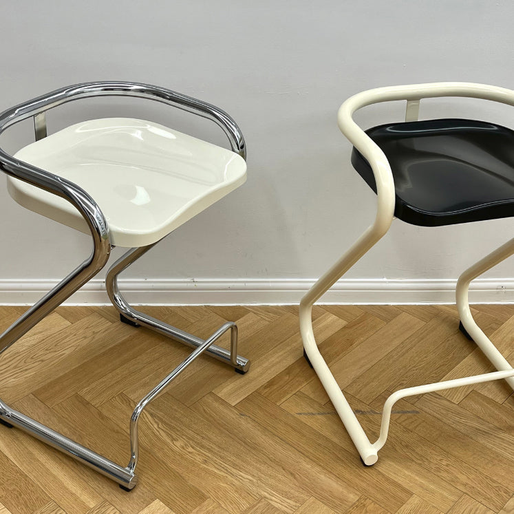 Sgabello da bar sul retro posteriore con sedile sagomate con base di metallo