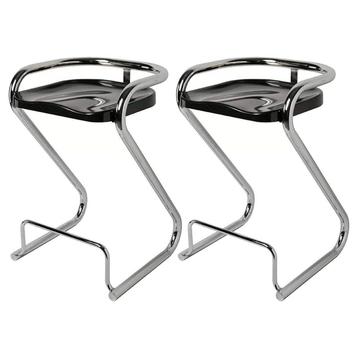 Sgabello da bar sul retro posteriore con sedile sagomate con base di metallo