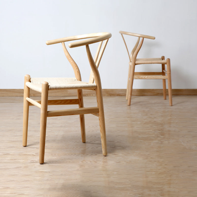 Silla de respaldo moderna de reposabrazos con patas de madera para el comedor
