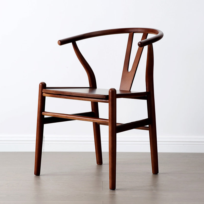 Silla de respaldo moderna de reposabrazos con patas de madera para el comedor