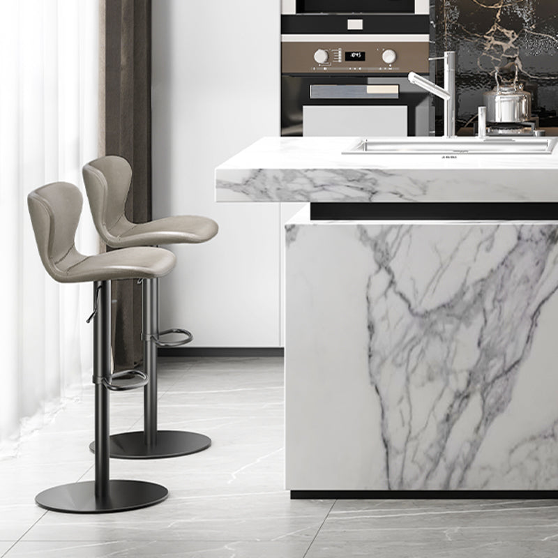 Sgabello da barretta per altezza regolabile in fuovennellata in pelle contemporanea