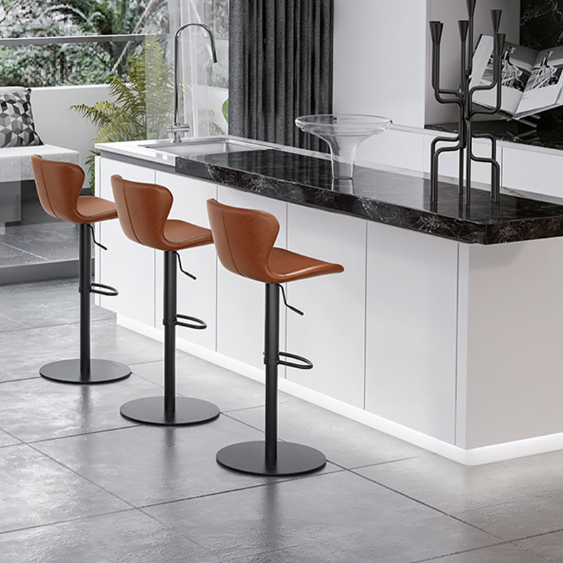 Sgabello da barretta per altezza regolabile in fuovennellata in pelle contemporanea