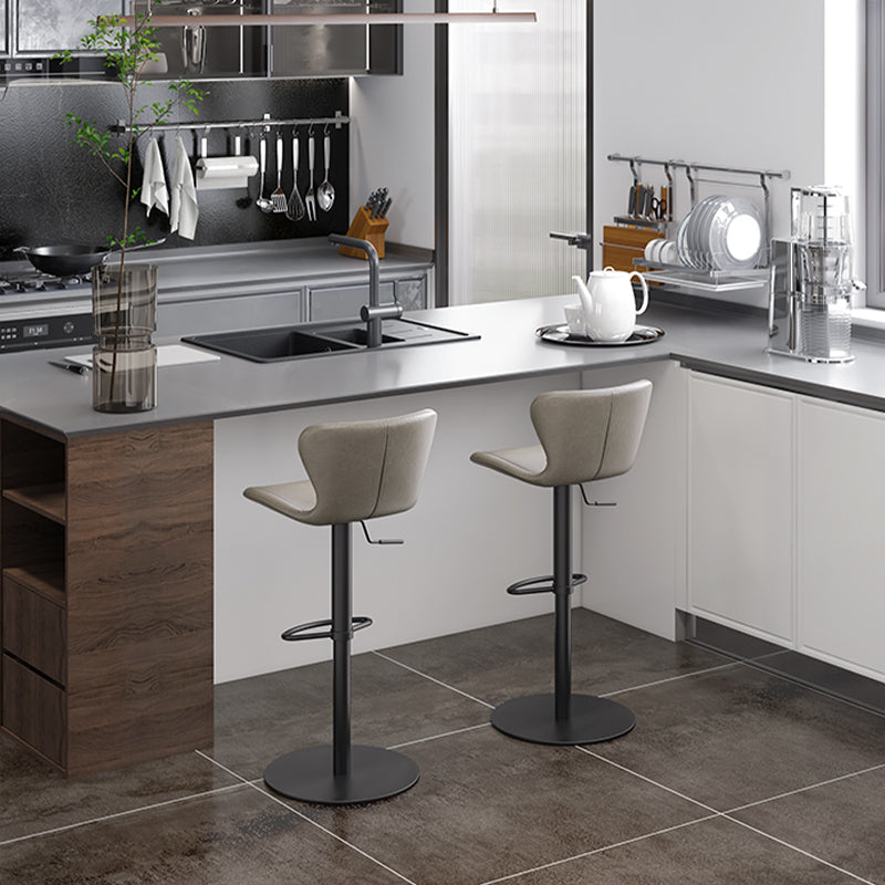 Sgabello da barretta per altezza regolabile in fuovennellata in pelle contemporanea