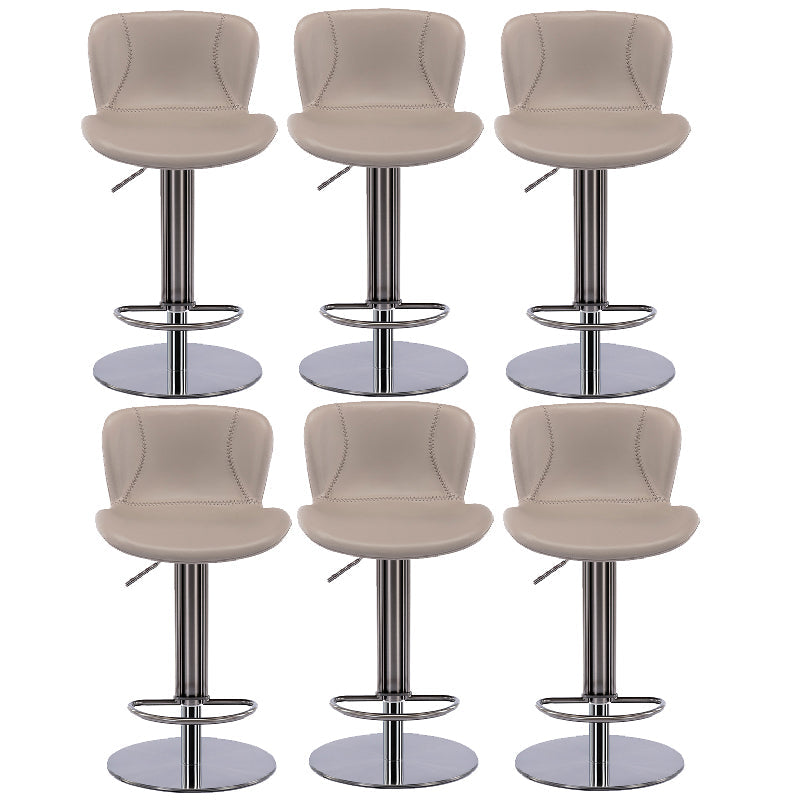 Sgabello da barretta per altezza regolabile in fuovennellata in pelle contemporanea