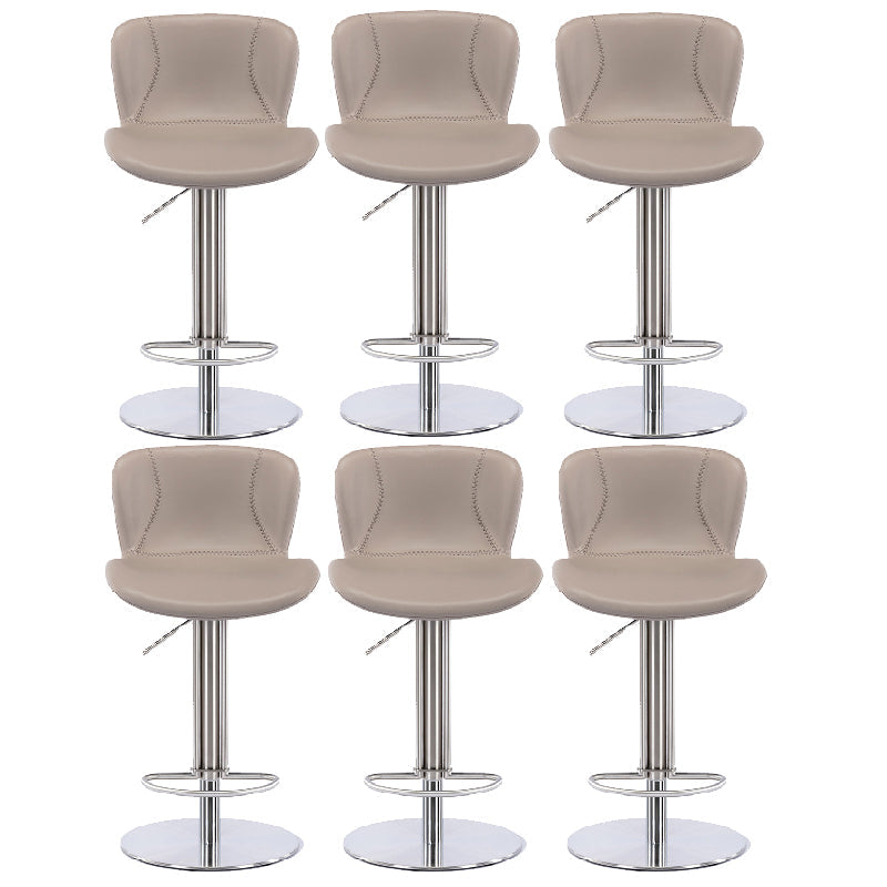 Sgabello da barretta per altezza regolabile in fuovennellata in pelle contemporanea