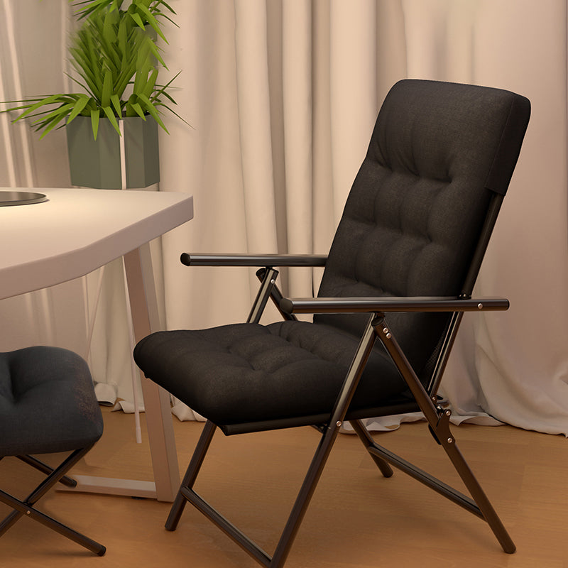 Sedia a poltrona contemporanea con poggiapiedi estesi e cuscini rimovibili