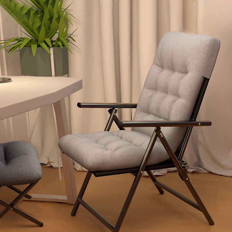 Sedia a poltrona contemporanea con poggiapiedi estesi e cuscini rimovibili