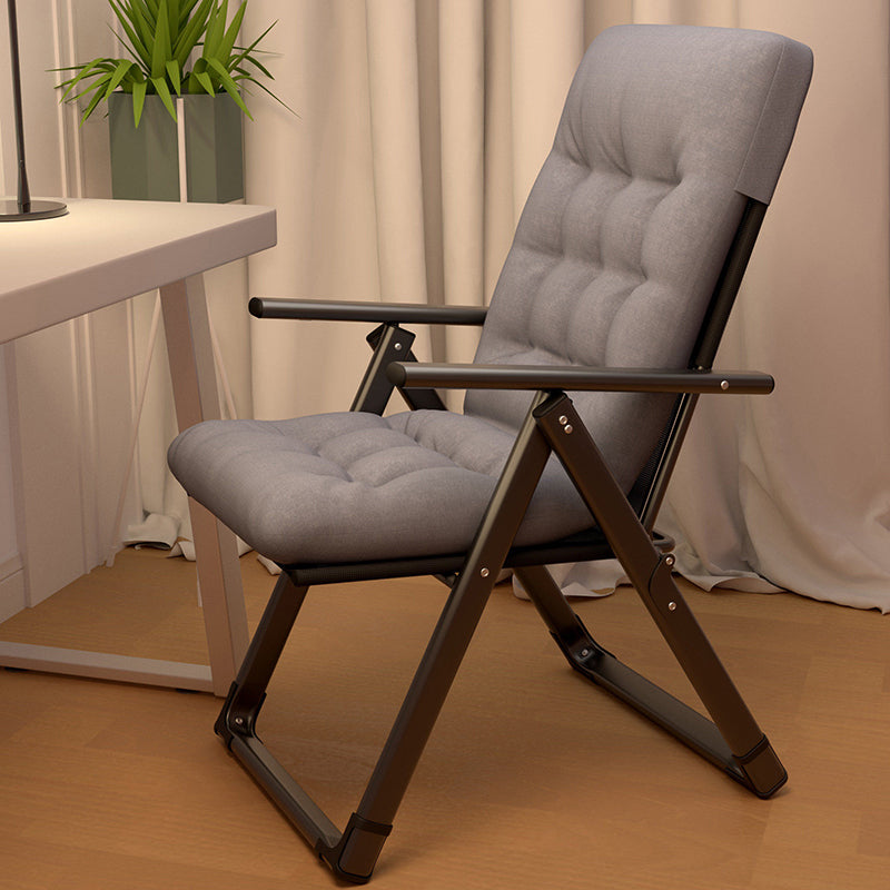 Sedia a poltrona contemporanea con poggiapiedi estesi e cuscini rimovibili