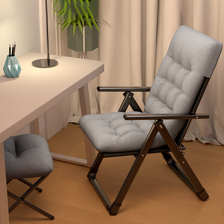 Sedia a poltrona contemporanea con poggiapiedi estesi e cuscini rimovibili