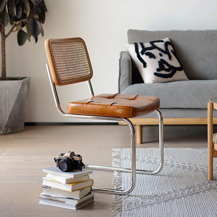 Moderne rugleuning kussenstoel met metalen basis voor eetkamer