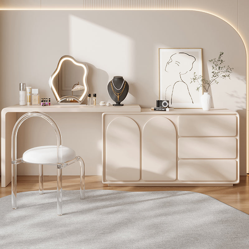 Eigentijdse wit verlichte spiegel slaapkamer met lade ijdelheid kleedtafel