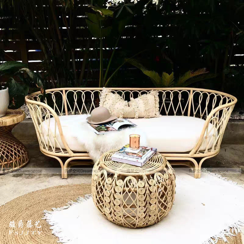 Stoffsofa in leichter Brone -Rahmen tropisches Sofa mit Lolsterkissen