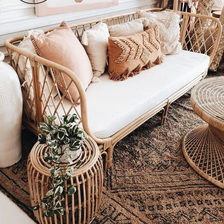 Stoffsofa in leichter Brone -Rahmen tropisches Sofa mit Lolsterkissen