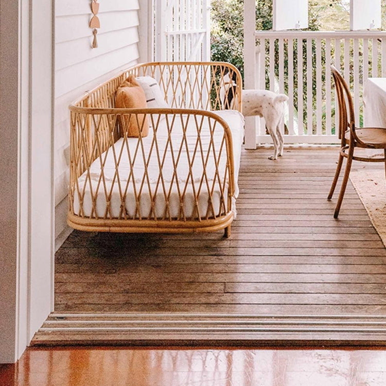 Stoffsofa in leichter Brone -Rahmen tropisches Sofa mit Lolsterkissen