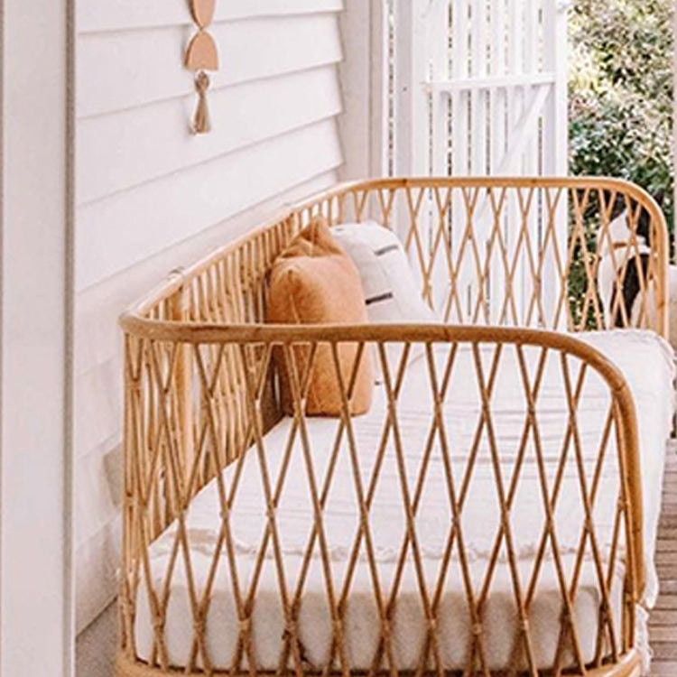 Stoffsofa in leichter Brone -Rahmen tropisches Sofa mit Lolsterkissen