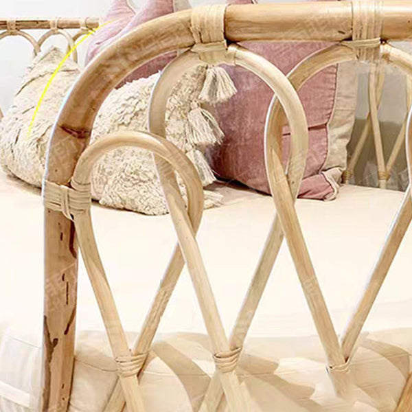 Stoffsofa in leichter Brone -Rahmen tropisches Sofa mit Lolsterkissen