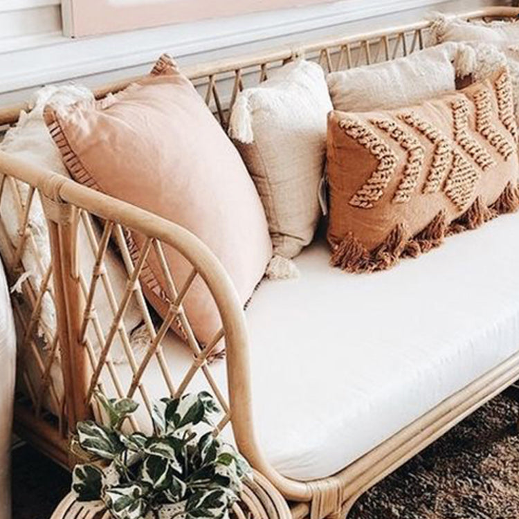 Stoffsofa in leichter Brone -Rahmen tropisches Sofa mit Lolsterkissen