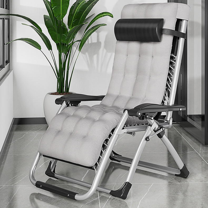 Reclinabile ergonimico interno contemporaneo in base in metallo a colori solidi