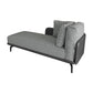Eigentijdse chaise longue met vierkante armleuningen en accenten van stof