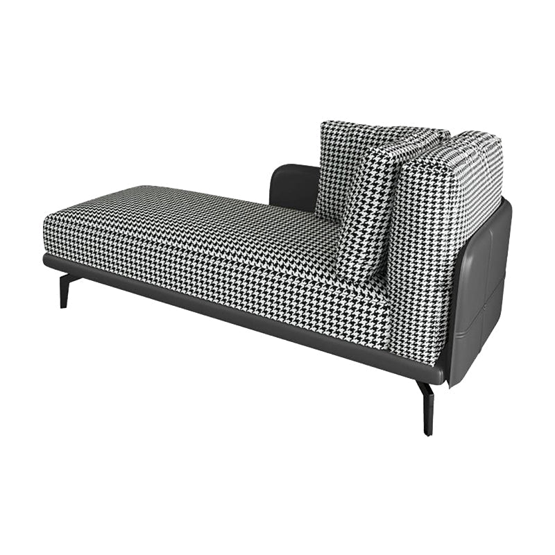 Eigentijdse chaise longue met vierkante armleuningen en accenten van stof