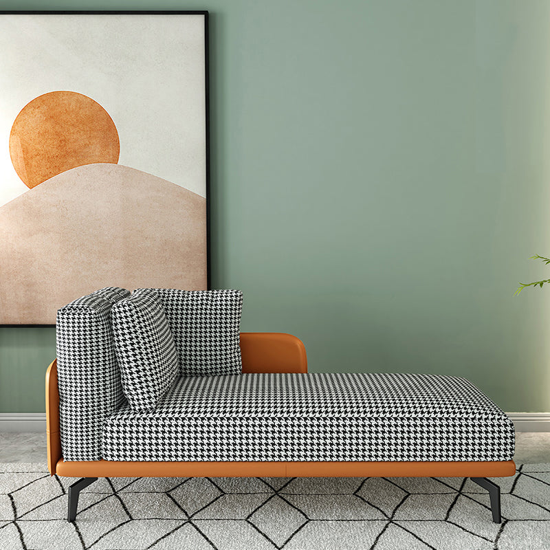 Eigentijdse chaise longue met vierkante armleuningen en accenten van stof
