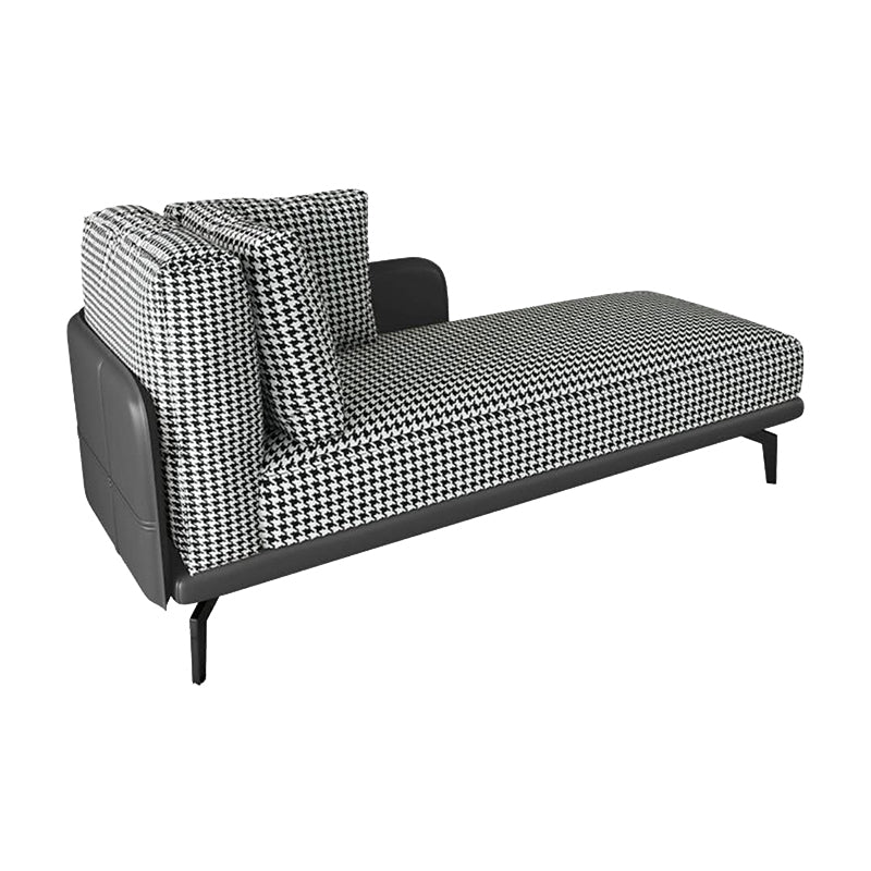 Eigentijdse chaise longue met vierkante armleuningen en accenten van stof