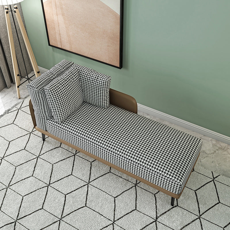 Eigentijdse chaise longue met vierkante armleuningen en accenten van stof