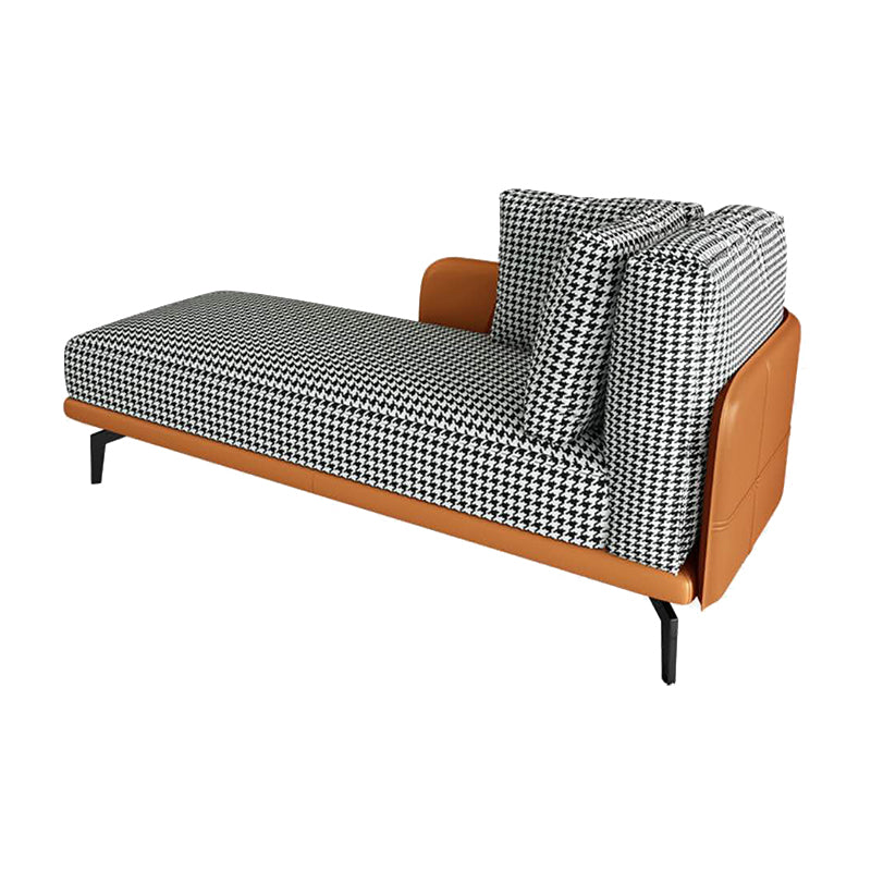Eigentijdse chaise longue met vierkante armleuningen en accenten van stof