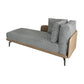 Eigentijdse chaise longue met vierkante armleuningen en accenten van stof