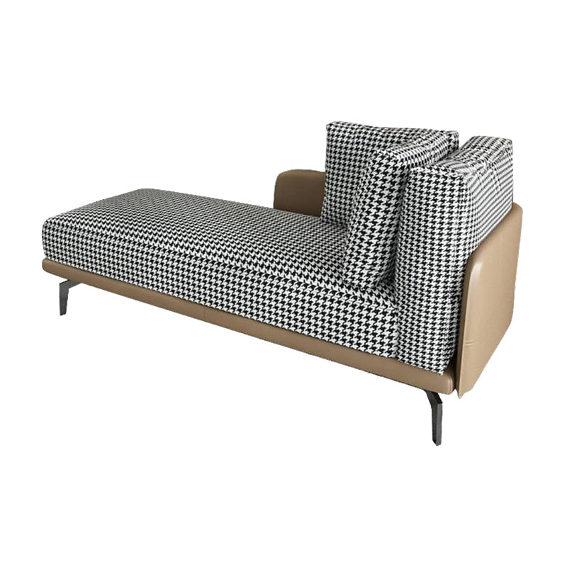 Eigentijdse chaise longue met vierkante armleuningen en accenten van stof