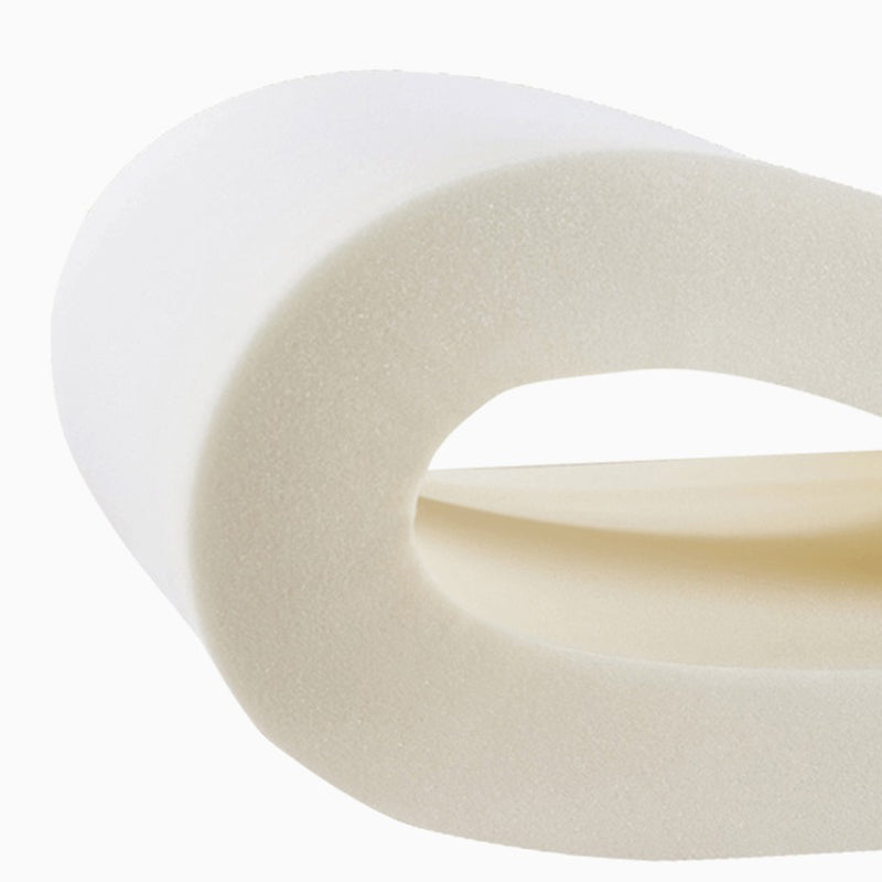 Eigentijdse chaise longue met vierkante armleuningen en accenten van stof