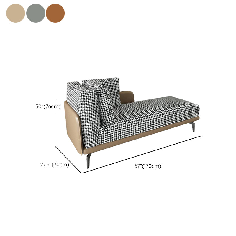 Eigentijdse chaise longue met vierkante armleuningen en accenten van stof