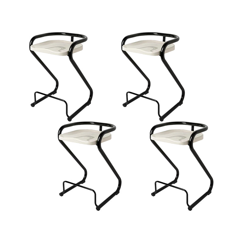 Eigentijdse lage rug 27-inch armloze barkruk met metalen basis