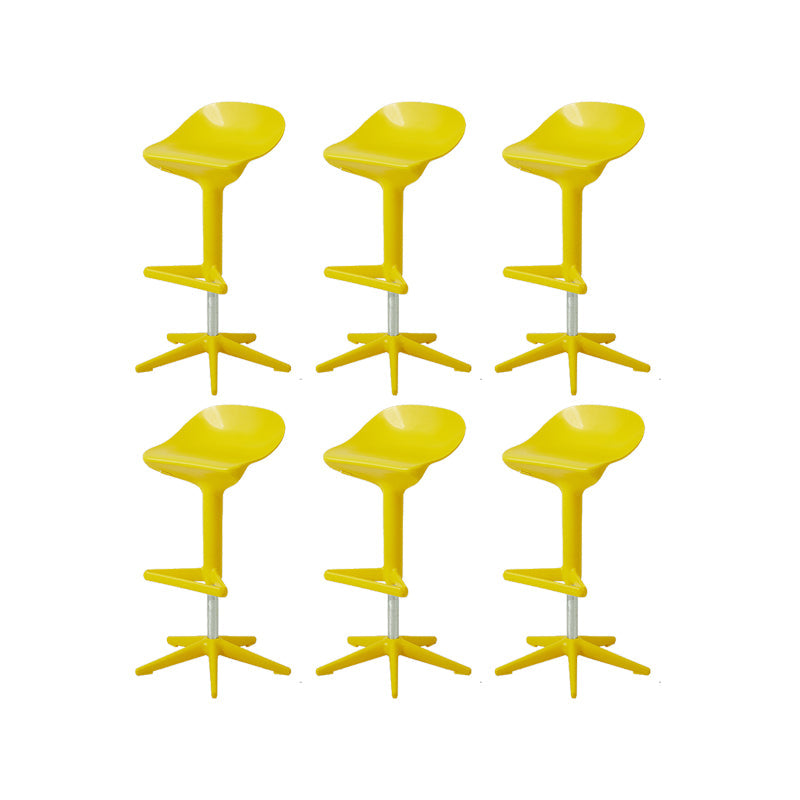 Sgabelli da banco in plastica con poggiapiedi moderni