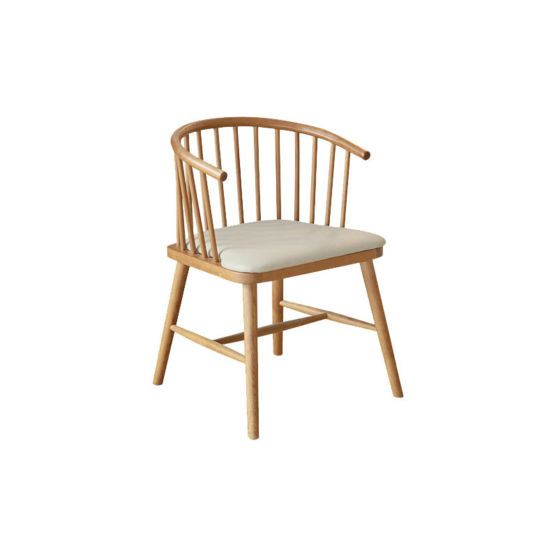 Eigentijdse huis eetstoel vaste houten lat achter eetstoel