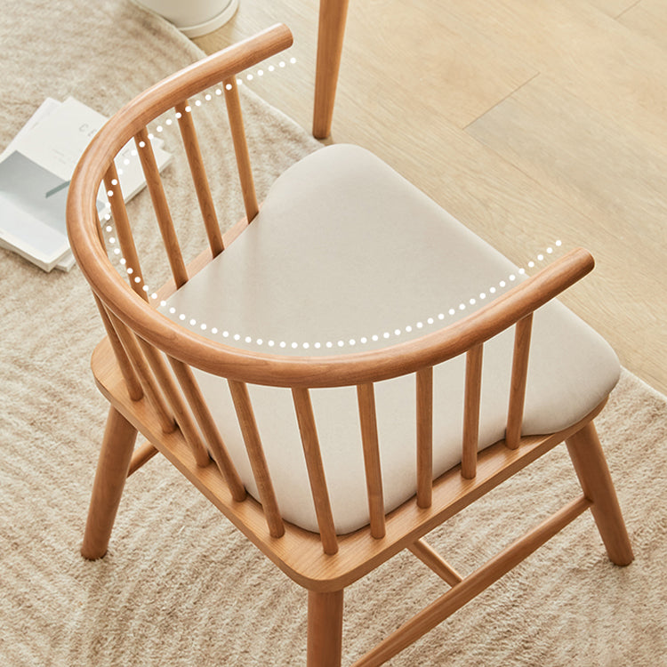 Eigentijdse huis eetstoel vaste houten lat achter eetstoel