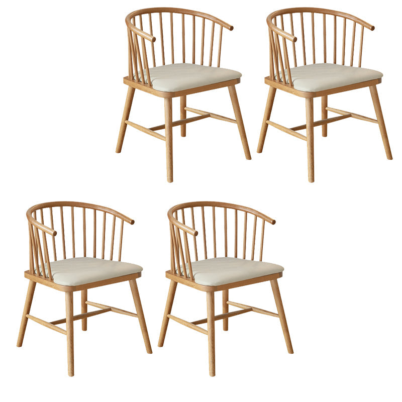 Eigentijdse huis eetstoel vaste houten lat achter eetstoel