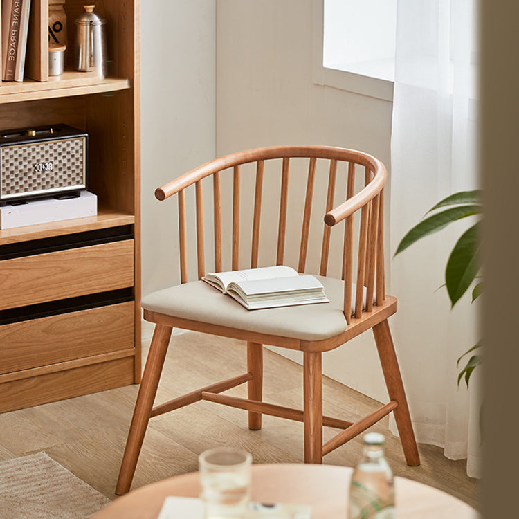 Eigentijdse huis eetstoel vaste houten lat achter eetstoel