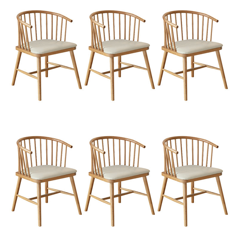 Eigentijdse huis eetstoel vaste houten lat achter eetstoel