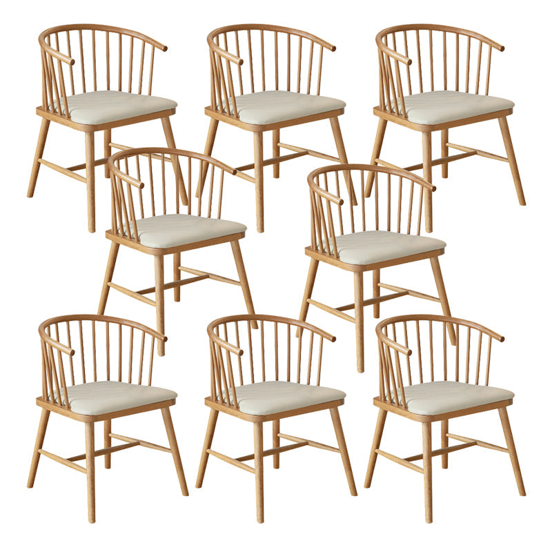 Eigentijdse huis eetstoel vaste houten lat achter eetstoel