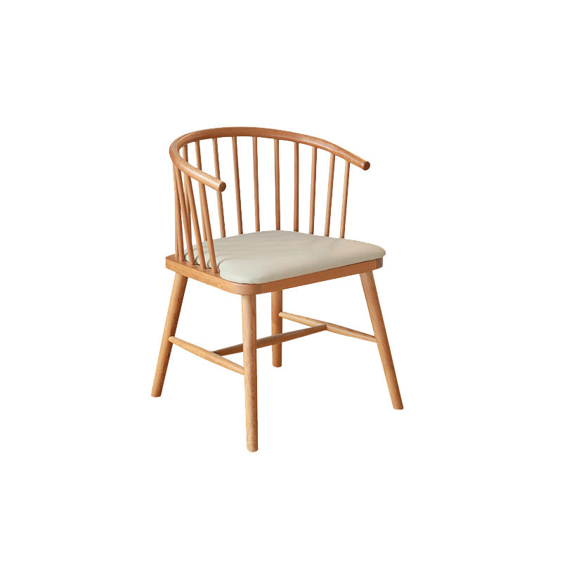 Eigentijdse huis eetstoel vaste houten lat achter eetstoel