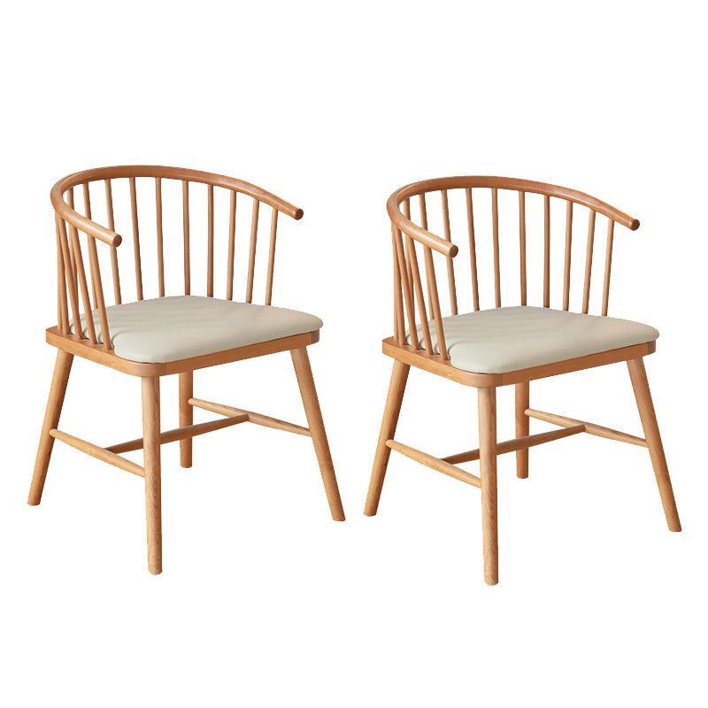 Eigentijdse huis eetstoel vaste houten lat achter eetstoel