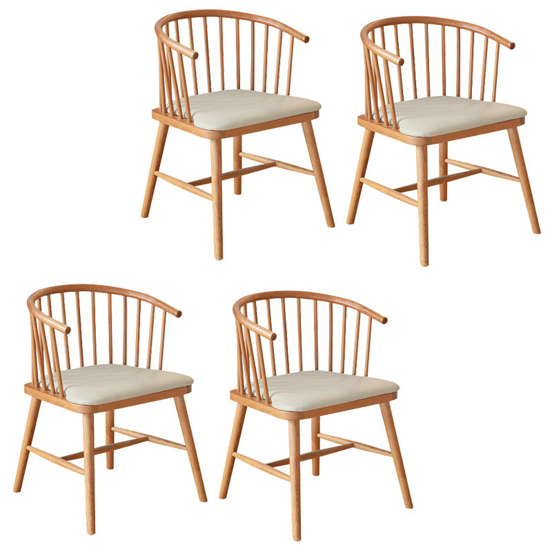 Eigentijdse huis eetstoel vaste houten lat achter eetstoel