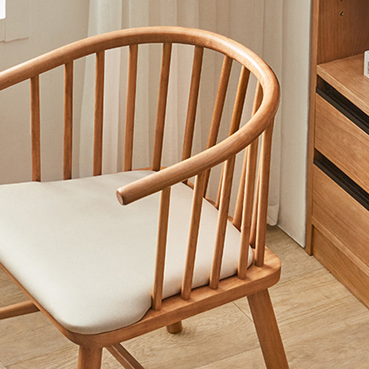 Eigentijdse huis eetstoel vaste houten lat achter eetstoel