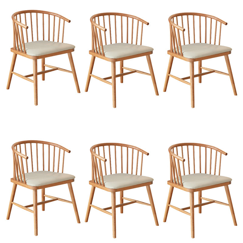 Eigentijdse huis eetstoel vaste houten lat achter eetstoel